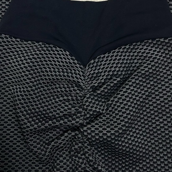 High-Rise Textured Scrunch Butt Leggings NWOT - Picture 4 of 6